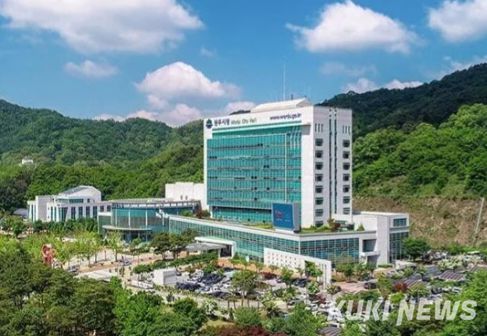 재원횡성군민회가 지난 9일 원주 아모르 컨벤션에서 열린 신년교례회에서 상수원보호구역 갈등 문제 등 원주시·횡성군 양 시군의 공동 번영을 저해하는 현안 해결을 위해 원주시와 횡성군에 ‘지역현안 소통협의회(가칭)’ 구성을 공식 제안했다. 원주시청. 원주시 제공