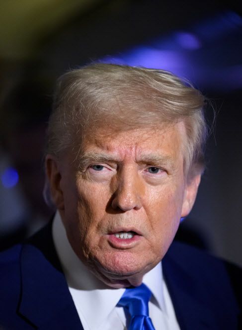 도널드 트럼프 미국 대통령이 6일(현지시간) 자택이 있는 플로리다에서 워싱턴DC로 돌아가는 에어포스원에서 기자들과 질답을 하고 있다. (사진=AFP)