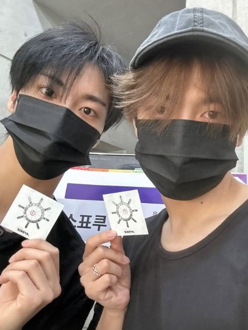 제21대 대통령 선거일인 3일 그룹 에이티즈 멤버 홍중이 같은 그룹 멤버 성화와 투표소를 찾아 투표 인증을 하고 있다. 홍중 인스타그램