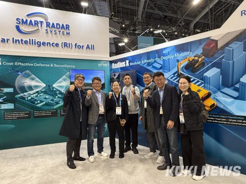 강릉시와 강릉 ITS세계총회 조직위원회는 지난 6일부터 9일까지 미국 라스베이거스에서 개최된 ‘2026 CES(Consumer Electronics Show)’ 참가해 2026 CES 혁신상을 수상한 자율주행분야 우수 기업을 포함한 3개 기업과의 부스 전시 계약을 체결하는 성과를 거뒀다. 한국대표단 2026 CES 참가 모습. 강릉시 제공