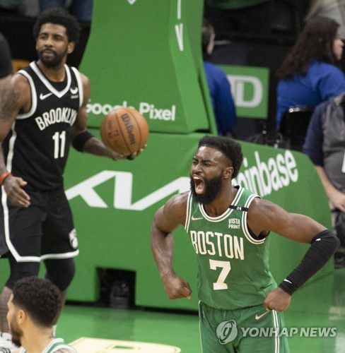 보스턴 제일런 브라운(오른쪽)의 세리머니[EPA=연합뉴스]