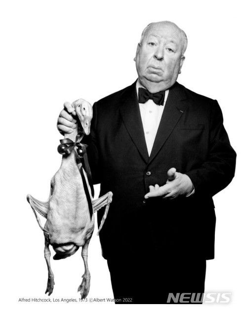 [서울=뉴시스]앨프리드 히치콕, 로스앤젤레스(Alfred Hitchcock, Los Angeles, 1973) 상업사진분야에 입문한 왓슨이함께 작업한 첫번째 유명인. 이 사진이 발표되고 왓슨은빠르게패션사진계에서 인정받기 시작한다. 아우라가남다른거장을찍은특별한경험은 이후 왓슨이 인물사진 촬영을 하는데에 있어 큰 영향을 미치게된다