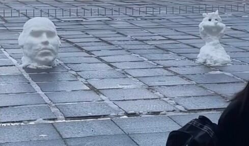 국립현대미술관이 소셜미디어(SNS)를 통해 눈 조각상 작가를 수소문 중인 가운데, SNS에 공개된 해당 눈 조각상 2점. /국립현대미술관 SNS 캡처