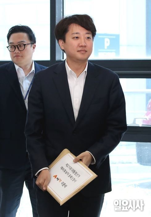 지난 8일, 21대 대선후보 예비후보 등록을 위해 중앙선거관리위원회를 방문한 이준석 개혁신당 의원 ⓒ문경덕 기자