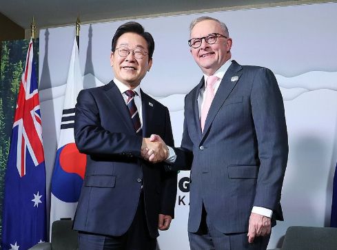 51차 주요 7개국(G7) 정상회의에 참석한 이재명 대통령이 16일(현지시간) 캐나다 앨버타주 캘거리의 한 호텔에서 앤서니 앨버니지 호주 총리를 만나 한·호주 정상회담을 하며 악수하고 있다. [사진=연합뉴스]