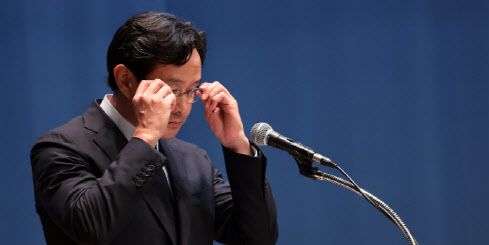 최윤범 고려아연 회장이 13일 서울 중구 대한상공회의소에서 열린 고려아연 기자회견에서 기자회견문을 낭독하기 위해 안경을 쓰고 있다 (사진=연합뉴스)