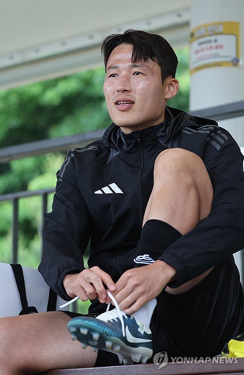 손준호, 경기장 바라보며(서울=연합뉴스) 박동주 기자 = 건융FC 손준호가 26일 오후 서울 강남세곡체육공원에서 열린 K5리그 건융FC와 벽산플레이어스의 경기에 앞서 축구화 끈을 묶고 있다. 2024.5.26 pdj6635@yna.co.kr