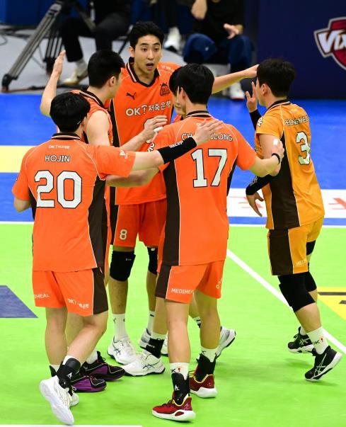 환호하는 OK저축은행 선수들(서울=연합뉴스) 2일 수원실내체육관에서 열린 한국전력과 경기에서 OK저축은행 선수들이 득점 후 기뻐하고 있다. [한국배구연맹 제공. 재판매 및 DB 금지]