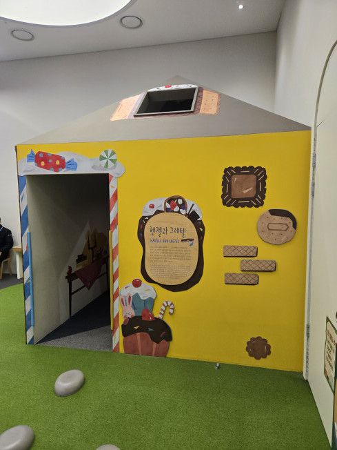 현대 작가들의 작업 공간이 전시된 공간