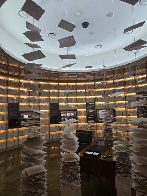 현대 작가들의 작업 공간이 전시된 공간