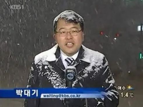 2010년 1월 4일 폭설 상황을 뉴스 특보로 전하던 KBS 박대기 기자. ‘눈사람 투혼’으로 화제를 모았다.