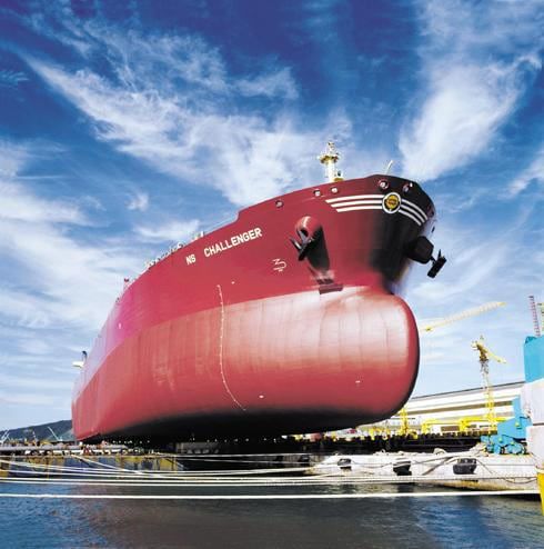 방오(防汚) 도료는 선박 표면에 해양 생물이 달라붙는 것을 막는다. 물에 닿는 선박 하부는 대부분 붉은 색으로 칠해져 있는데, 방오 도료의 주성분이 붉은색을 내는 아산화구리(Cu2O)이기 때문이다. /조선DB