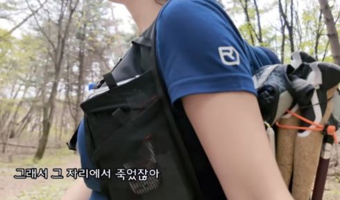 홀로 강원 춘천시 삼악산에 오른 유튜버가 중년 여성에게 꾸중을 듣고 있다. [사진=유튜브 '산 속에 백만송희' 갈무리]