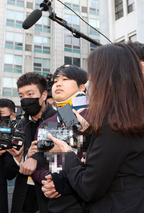 성 착취 촬영물을 제작하고 유포한 텔레그램 ‘박사방’ 운영자 조주빈이 지난해 3월 25일 오전 서울 종로경찰서에서 검찰로 송치되고 있다 (사진=연합뉴스)