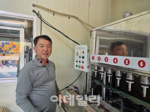 충북 단양군 대강면 용부원 2리에 거주하는 김일산 마을 이장이 고로쇠 수액을 용기에 담고 있다. (사진=박진환 기자)