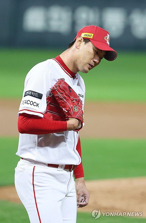 잘 안풀리네(인천=연합뉴스) 임순석 기자 = 23일 오후 인천 SSG랜더스필드에서 열린 2023 KBO준플레이오프 2차전 NC 다이노스와 SSG 랜더스의 경기. SSG 선발 김광현이 3회초를 마친 뒤 더그아웃으로 향하고 있다. 2023.10.23 soonseok02@yna.co.kr