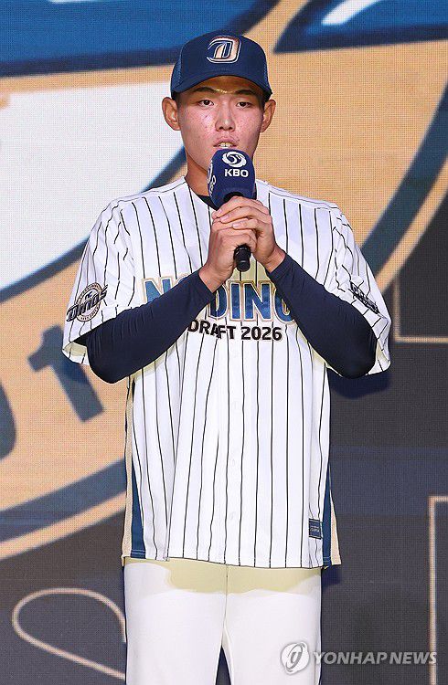 1라운드 2순위 유신고 내야수 신재인(서울=연합뉴스) 서명곤 기자 = 17일 서울 송파구 롯데호텔 월드에서 열린 2026 KBO 신인 드래프트에서 NC 다이노스에 1라운드 2순위 지명을 받은 유신고 내야수 신재인이 소감을 말하고 있다. 2025.9.17 seephoto@yna.co.kr