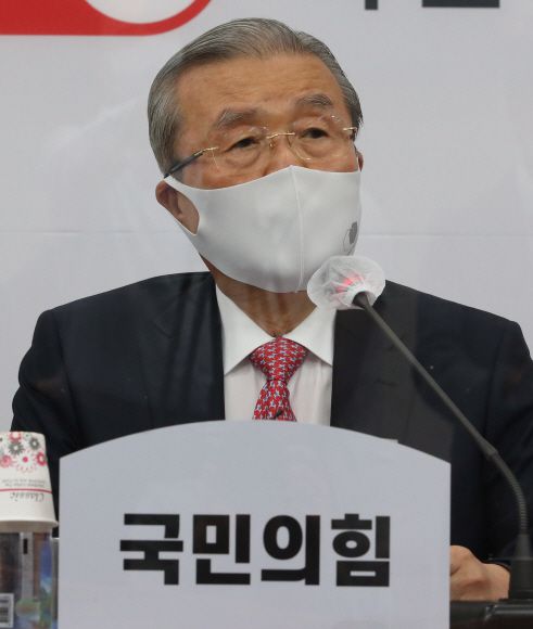 김종인 국민의힘 비상대책위원장이 24일 서울 여의도 국회에서 열린 ‘국민의힘 비상대책위원회의’에서 모두발언을 하고 있다. 2020. 9. 24 오장환 기자5zzang@seoul.co.kr