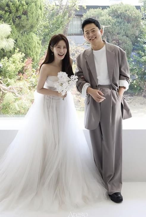 김준호(오른쪽)와 김지민이 13일 공개 열애 3년 만에 결혼식을 올렸다. 사진은 청첩장 사진. 김지민 소셜미디어 캡처