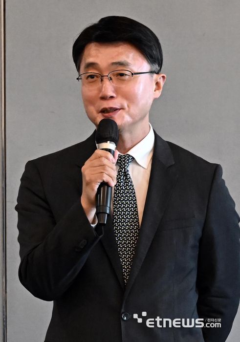 6G 이동통신과 위성통신 분야 간 기술 교류·협력을 강화하기 위한 '6G 소사이어티' 발족식이 4일 서울 여의도 켄싱턴호텔에서 열렸다. 류제명 과학기술정보통신부 네트워크정책실장이 인사말을 하고 있다. 이동근기자 foto@etnews.com