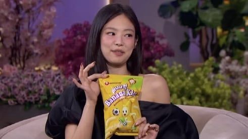 제니퍼 허드슨 쇼에 출연한 블랙핑크 제니가 바나나킥을 소개하고 있다. 제니퍼 허드슨 쇼