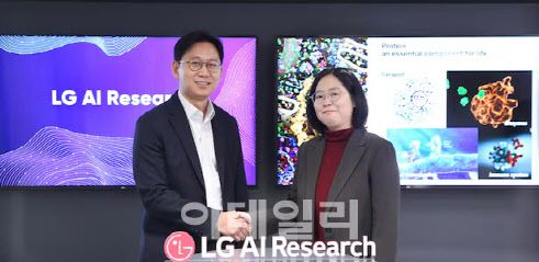 배경훈 LG AI연구원장(왼쪽)과 백민경 서울대 교수가 ‘차세대 단백질 구조 예측 AI’ 개발을 위한 공동 연구 계약을 체결한 뒤 기념촬영하고 있다. (사진=LG)