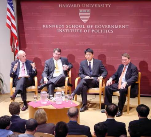 2003년 9월 23일 하버드대 케네디 행정대학원이 '북핵 위기'를 주제로 개최한 포럼에서 사회자인 조셉 나이 학장(맨 왼쪽)이 발언하고 있다. 나이 학장의 오른쪽 옆에 애쉬턴 카터 교수, 이하원 조선일보 기자, 토마스 허바드 주한 미 대사가 앉아 있다. 이 기자는 한승주 주미대사를 태운 비행기가 폭우로 회항하자 포럼 시작 직전에 나이 학장의 요청을 받아 '대리 참석'했다.