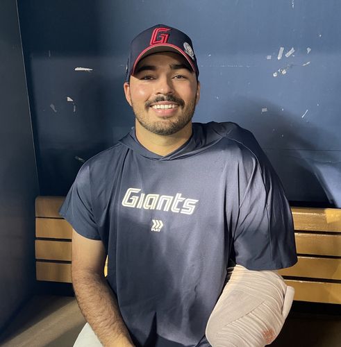 경기가 끝난 뒤 활짝 웃은 롯데 감보아[촬영 이대호]