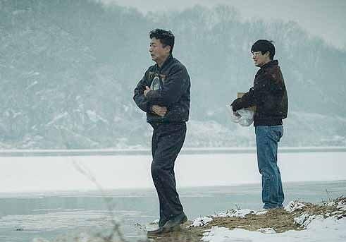 박종철 열사 고문치사를 다룬 영화 '1987' 중 박 열사의 아버지와 형이 박 열사의 영정 사진과 화장한 유해를 안고 얼어붙은 강가에 서 있다. 슬픔이 극대화된 장면이지만 유해를 강에 뿌리는 것은 불법이다. CJ엔터테인먼트 제공