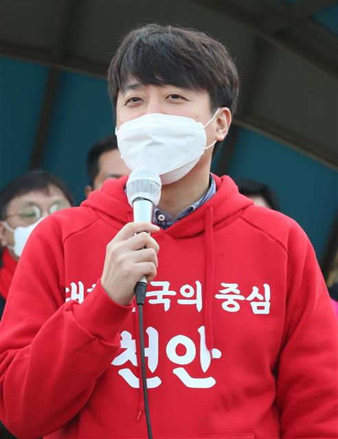 인사말하는 이준석 대표 - 이준석 국민의힘 대표가 11일 오전 열정열차 출발을 위해 충남 천안역을 방문해 인사말을 하고 있다. 2022.2.11 뉴스1