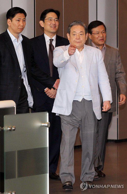 2011년 서초사옥 첫 출근(서울=연합뉴스) 한국 재계를 대표하는 이건희 삼성그룹 회장이 25일 서울 일원동 삼성서울병원에서 별세했다. 향년 78세. 2014년 5월 급성심근경색증으로 서울 이태원동 자택에서 쓰러진 뒤 6년만이다. 유족으로는 부인 홍라희 전 리움미술관 관장, 아들 이재용 삼성전자 부회장, 딸 이부진 호텔신라 사장, 이서현 삼성복지재단 이사장, 사위 김재열 삼성경제연구소 사장이 있다. 2011년 4월 21일 삼성 서초사옥 집무실에 처음 출근한 이건희 회장. 2020.10.25 [연합뉴스 자료사진] photo@yna.co.kr