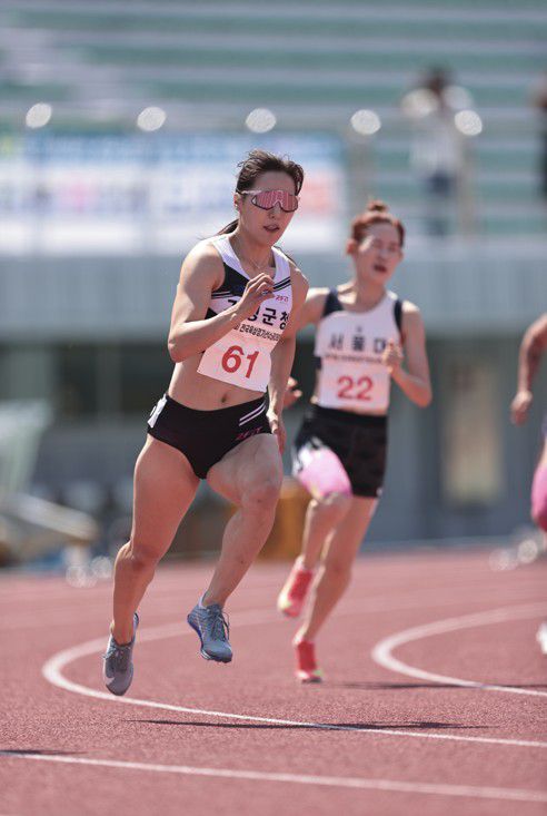 역주하는 김소은(서울=연합뉴스) 김소은이 23일 강원 정선종합운동장에서 열린 제79회 전국육상경기선수권대회 여자 200ｍ 결선에서 역주하고 있다. [대한육상연맹 제공. 재판매 및 DB금지]