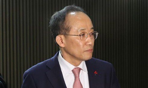 추경호 국민의힘 원내대표가 지난해 12월6일 저녁 서울 여의도 국회에서 의원총회가 정회된 뒤 의원들과 함께 회의장을 나오고 있다. 신소영 기자 viator@hani.co.kr