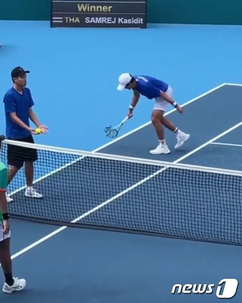 권순우가 25일 중국 저장성 항저우 올림픽 스포츠센터에서 열린 테니스 남자 단식 2회전에서 카시디트 삼레즈(태국)를 상대로 경기에서 패배한 뒤 라켓을 바닥에 내리치며 분노를 표출하고 있다. (유튜브 영상 캡처)