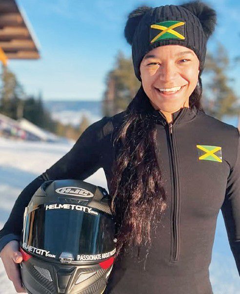 [서울=뉴스핌] 박상욱 기자 = 미카 무어가 자메이카 국기를 단 모자와 유니폼을 착용하고 활짝 웃고 있다. [사진=미카 무어 SNS] 2026.01.22 psoq1337@newspim.com