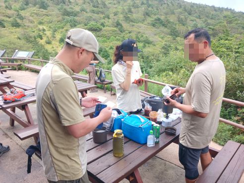환경부는 가을철 국립공원 내 지정 장소 외 음주·취사 행위에 대한 집중 단속을 진행하고 있다. 사진은 단속 현장 모습.[환경부]