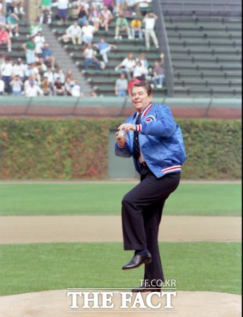 메이저리그 그라운드 시구의 전통을 만든 레이건 대통령의 시구 장면./로널드 레이건 대통령 도서관&박물관