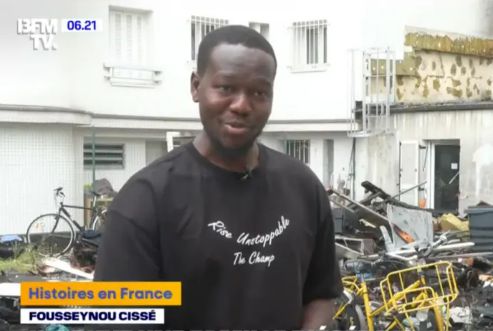 화재가 발생한 프랑스 파리의 한 아파트에서 어린아이 4명을 포함해 총 5명을 구출한 푸세누 시세. 현지 뉴스 영상 캡처