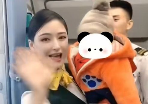 중국의 한 항공사가 기혼 여성을 승무원으로 모집하며 ‘항공 이모(Air Aunties)’라는 명칭을 사용해 논란이 되고 있다. X 캡처