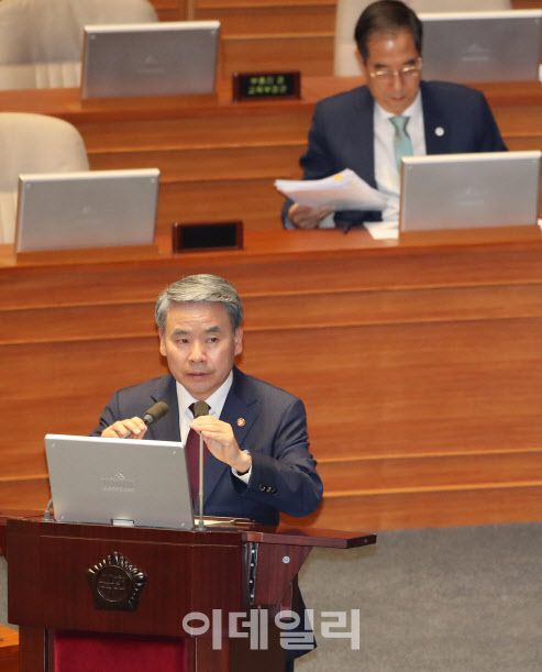 이종섭 국방부 장관이 6일 오후 서울 여의도 국회에서 열린 제410회 국회(정기회) 제3차 본회의 외교·통일·안보 분야 대정부질문에서 의원들의 질의에 답변하고 있다. (사진=이데일리 노진환 기자)