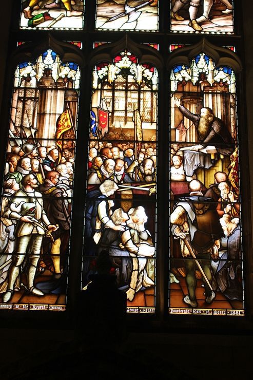 장로교의 설계자인 스코틀랜드의 존 녹스(그림 오른쪽)가 손을 흔들며 설교하는 모습을 그린 스테인드 글라스. /박경수 교수 제공