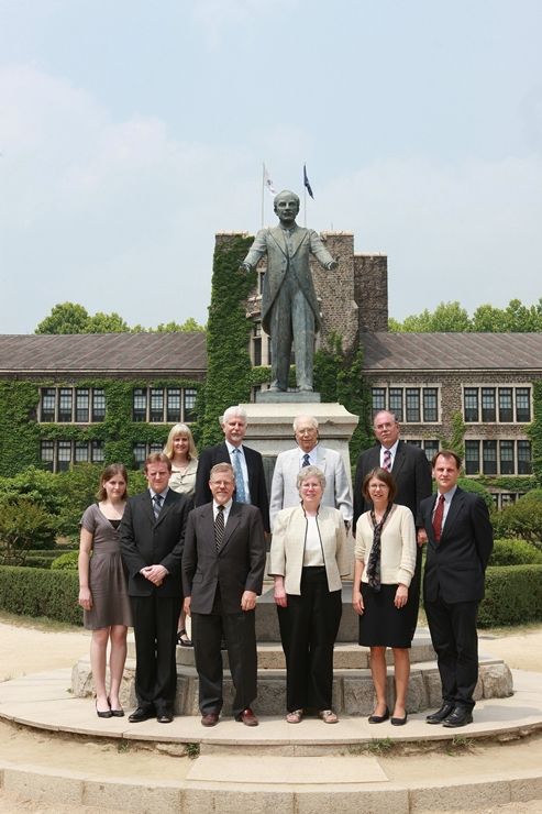 한국에 장로교를 전한 언더우드 선교사 동상 앞에 선 후손들. 언더우드 선교사의 동상은 연세대 교정에 있다. /조선일보DB