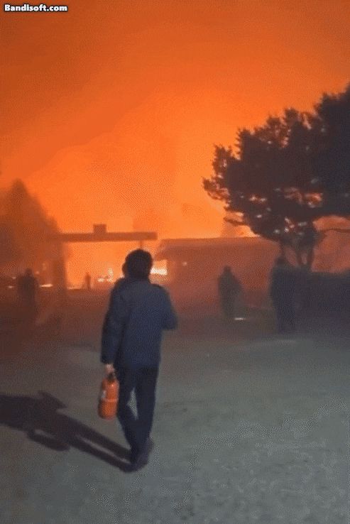 25일 교정직 공무원으로 추정되는 네티즌이 공개한 화재 진압 모습./온라인 커뮤니티