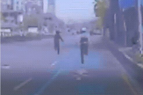 조 경사가 무면허 운전을 하던 불법체류자를 추격한 뒤 제압하고 있다. /경기남부경찰청 유튜브