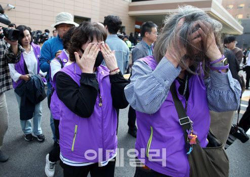 이태원 참사 부실 대응한 혐의로 기소된 김광호 전 서울경찰청장이 17일 오전 서울서부지법에서 열린 1심 선고에서 무죄를 확정받자 유가족 등이 눈물을 흘리고 있다.(사진=이데일리 김태형 기자)