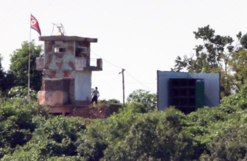 북한이 대남 확성기 철거를 시작한 것으로 확인된 지난 10일 경기도 파주시 접경지역에서 바라본 북한 군 초소에 대남 확성기가 설치돼 있다. 사진은 기사와 관련 없음. (사진=뉴시스)