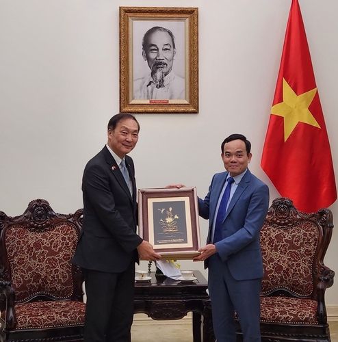 장원삼 코이카 이사장(왼쪽)이 19일(현지시간) 베트남 하노이 부총리실에서 쩐 르우 꽝 부총리와 면담 후 기념촬영을 하고 있다. [코이카 제공. 재판매 및 DB 금지]