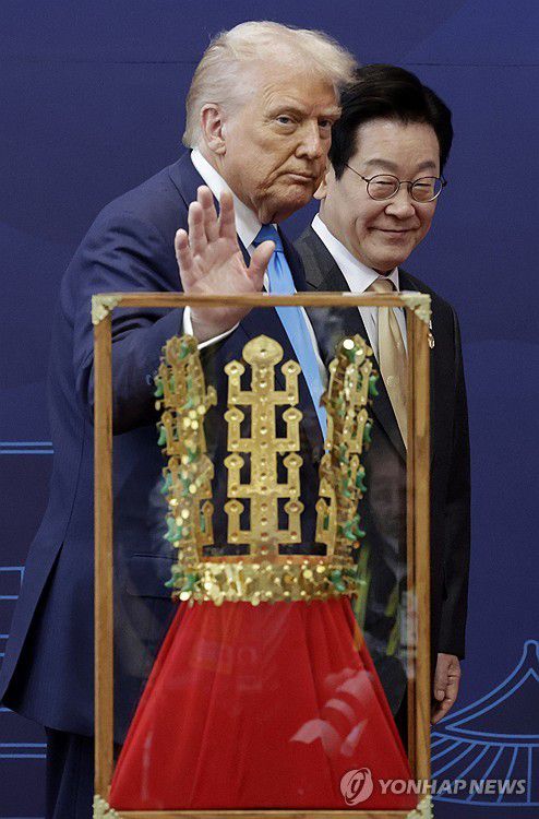 천마총 금관 모형 지나는 한미 정상(경주=연합뉴스) 한상균 기자 = 이재명 대통령과 도널드 트럼프 미국 대통령이 29일 경북 경주박물관에서 국빈 방문 선물인 천마총 금관 모형 앞을 함께 지나고 있다. 2025.10.29 [대통령실통신사진기자단] superdoo82@yna.co.kr