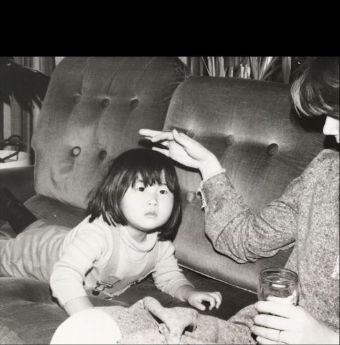 어린 시절 이모와 함께 있는 박순영 씨[본인 제공]