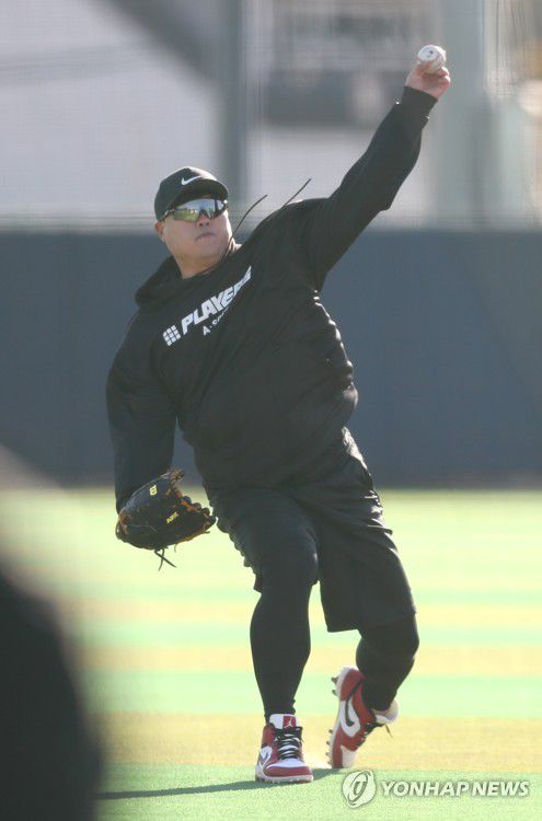 국내에서 몸 푸는 류현진(거제=연합뉴스) 김동민 기자 = 류현진(35·토론토 블루제이스) 선수가 3일 오후 경남 거제시 하청스포츠타운에서 국내 친정팀인 한화 이글스와 훈련하고 있다. 2022.2.3 image@yna.co.kr